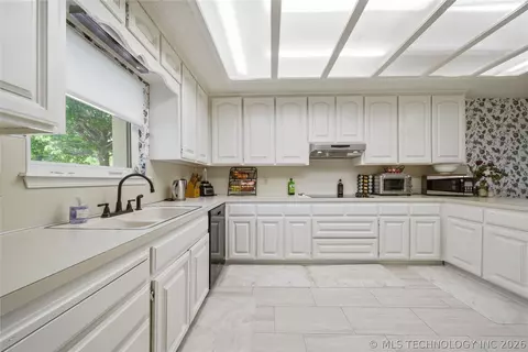 Kitchen - 5717 E 97th Pl S, Tulsa, OK 74137 photo 4 of 6