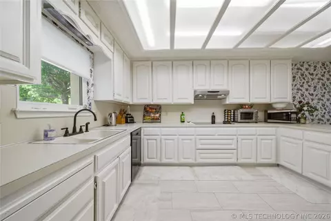 Kitchen - 5717 E 97th Pl S, Tulsa, OK 74137 photo 4 of 6