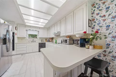 Kitchen - 5717 E 97th Pl S, Tulsa, OK 74137 photo 3 of 6