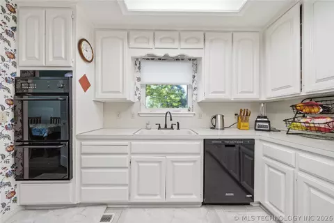 Kitchen - 5717 E 97th Pl S, Tulsa, OK 74137 photo 5 of 6