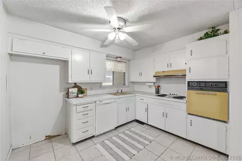 Kitchen - 5355 E 27th Pl, Tulsa, OK 74114 photo 2 of 3