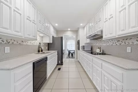 Kitchen - 7342 E 75th St, Tulsa, OK 74133 photo 1 of 3
