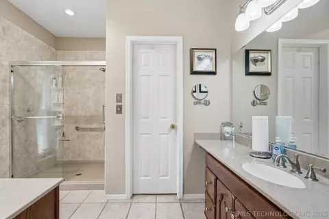 Bath - 25826 E 93rd St, Broken Arrow, OK 74014 photo 1 of 4