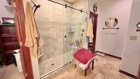 Bath - 418970 E 1152 Rd, Checotah, OK 74426 photo 3 of 6