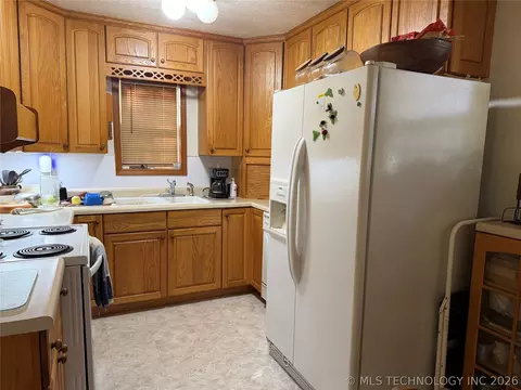 Kitchen - 425671 E 1168 Rd, Eufaula, OK 74432 photo 1 of 2