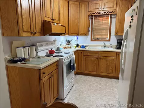 Kitchen - 425671 E 1168 Rd, Eufaula, OK 74432 photo 2 of 2