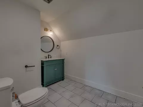 Bath - 908 SE 3rd St, Wagoner, OK 74477 photo 6 of 7