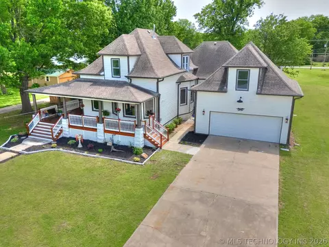 908 SE 3rd St, Wagoner, OK 74477