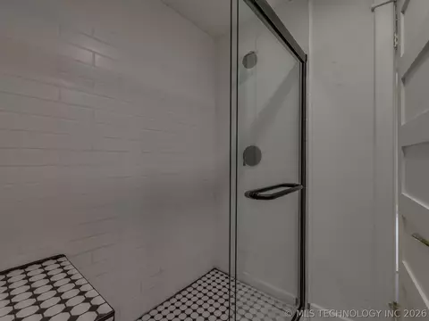Bath - 908 SE 3rd St, Wagoner, OK 74477 photo 7 of 7