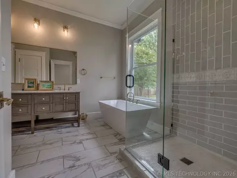 Bath - 908 SE 3rd St, Wagoner, OK 74477 photo 3 of 7