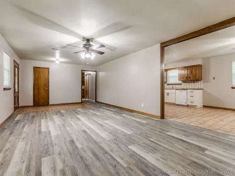 Living - 415641 E 1094, Eufaula, OK 74426 photo 3 of 5