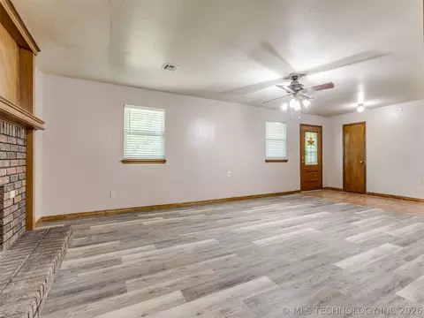Living - 415641 E 1094, Eufaula, OK 74426 photo 5 of 5