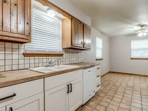 Kitchen - 415641 E 1094, Eufaula, OK 74426 photo 4 of 6