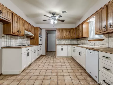Kitchen - 415641 E 1094, Eufaula, OK 74426 photo 2 of 6