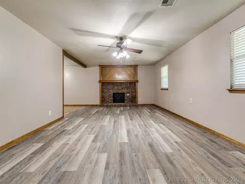 Living - 415641 E 1094, Eufaula, OK 74426 photo 2 of 5