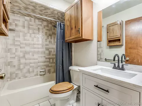 Bath - 415641 E 1094, Eufaula, OK 74426 photo 3 of 3