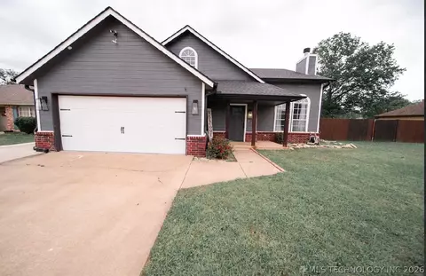 207 N Valley Dr, Catoosa, OK 74015