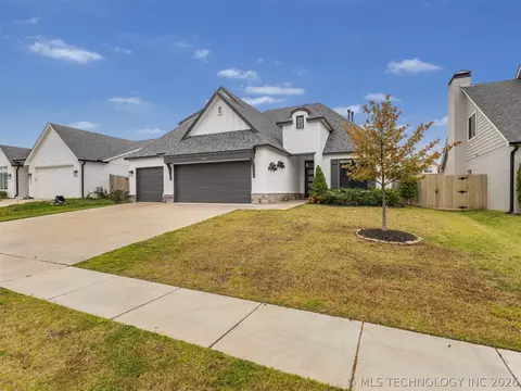 528 E 126th St S, Jenks, OK 74037