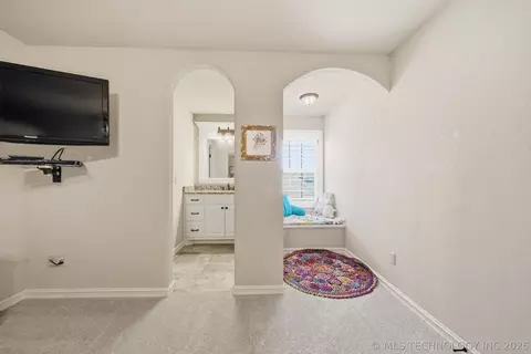 Entry Way - 3121 E 146th Pl S, Bixby, OK 74008 photo 6 of 7