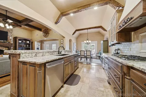 Kitchen - 3121 E 146th Pl S, Bixby, OK 74008 photo 2 of 5