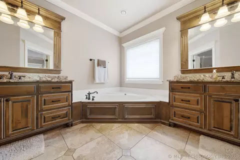 Bath - 3121 E 146th Pl S, Bixby, OK 74008 photo 2 of 7