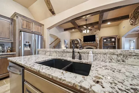 Kitchen - 3121 E 146th Pl S, Bixby, OK 74008 photo 4 of 5