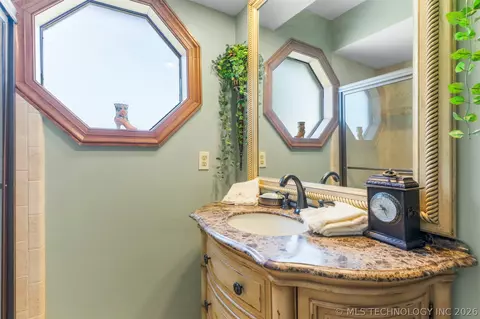 Bath - 23075 E 87th St, Broken Arrow, OK 74014 photo 2 of 7
