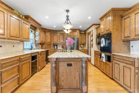 Kitchen - 23075 E 87th St, Broken Arrow, OK 74014 photo 2 of 9