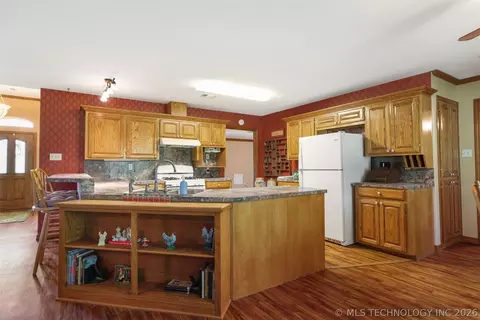 Kitchen - 5181 State Road 70 E, Durant, OK 74701 photo 1 of 3