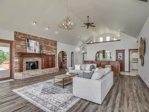 Living - 423310 E 1169 Rd, Eufaula, OK 74432 photo 3 of 5