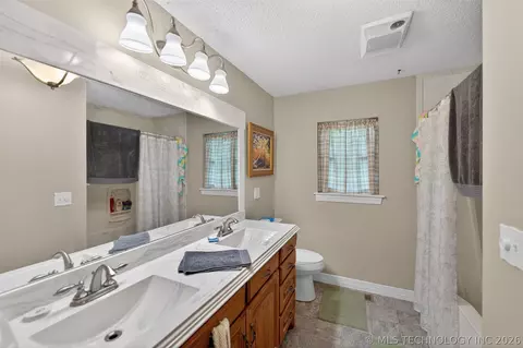 Bath - 9596 N 447 Rd, Spavinaw, OK 74366 photo 1 of 2