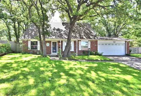 316 Redbud Ct, Sand Springs, OK 74063