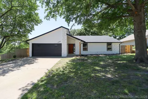 2806 W 70th St, Tulsa, OK 74132