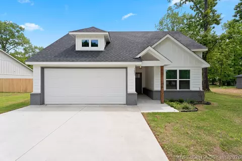 1621 Rockwood Dr, Grove, OK 74344