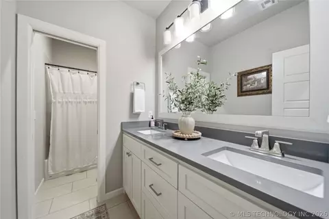 Bath - 803 E Delmar Pl, Broken Arrow, OK 74012 photo 4 of 5