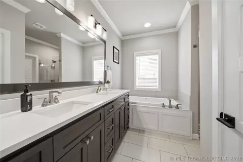Bath - 803 E Delmar Pl, Broken Arrow, OK 74012 photo 1 of 5