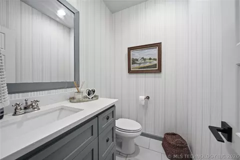 Bath - 803 E Delmar Pl, Broken Arrow, OK 74012 photo 3 of 5