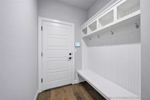 Entry Way - 803 E Delmar Pl, Broken Arrow, OK 74012 photo 4 of 4