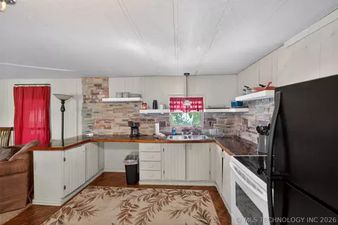 Kitchen - 9207 N 447 Rd, Spavinaw, OK 74366 photo 2 of 3