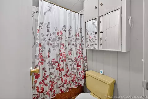 Bath - 9207 N 447 Rd, Spavinaw, OK 74366 photo 1 of 5