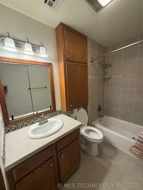 Bath - 1004 E 12th, Cushing, OK 74023 photo 1 of 5