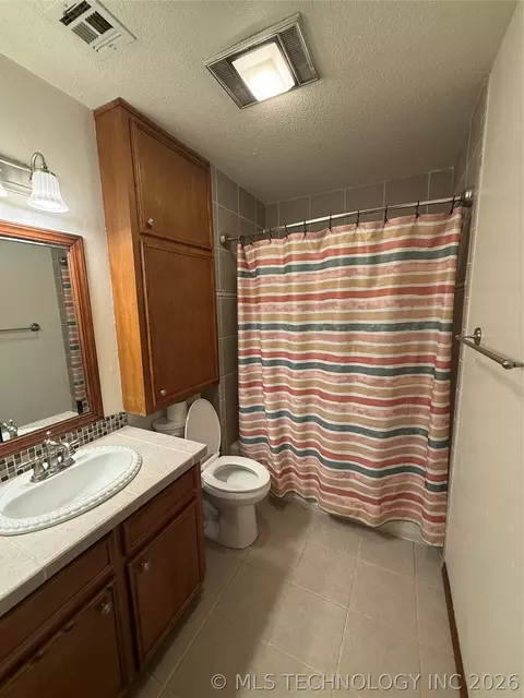 Bath - 1004 E 12th, Cushing, OK 74023 photo 4 of 5
