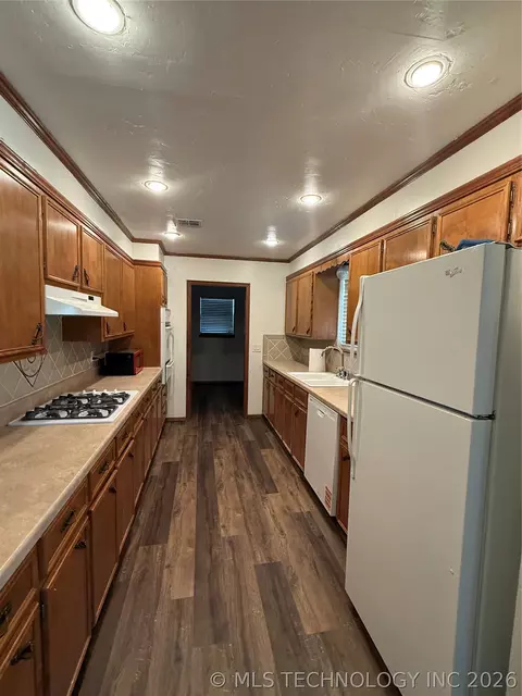 Kitchen - 1004 E 12th, Cushing, OK 74023 photo 2 of 5