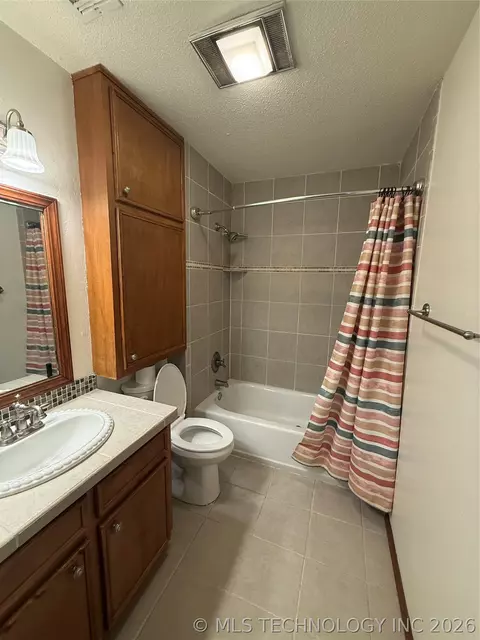 Bath - 1004 E 12th, Cushing, OK 74023 photo 5 of 5