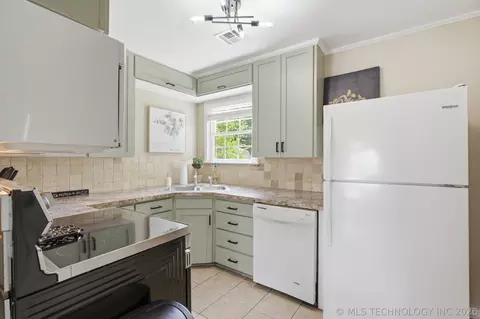 Kitchen - 2508 E 3rd St, Tulsa, OK 74104 photo 4 of 4