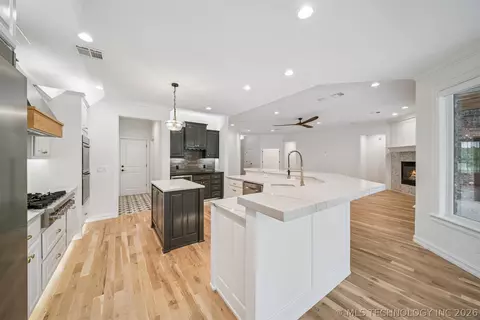 Kitchen - 5216 E 148th St S, Bixby, OK 74008 photo 5 of 7