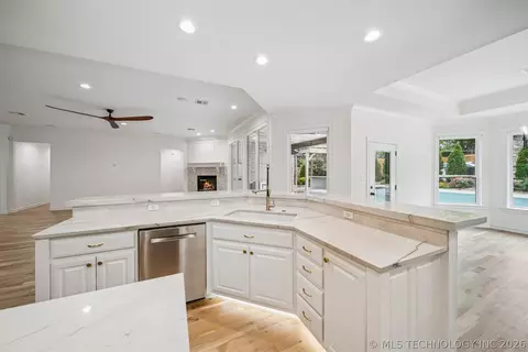 Kitchen - 5216 E 148th St S, Bixby, OK 74008 photo 4 of 7