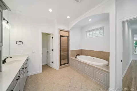 Bath - 5216 E 148th St S, Bixby, OK 74008 photo 2 of 7