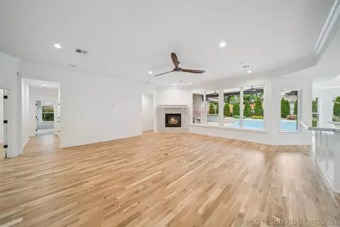 Living - 5216 E 148th St S, Bixby, OK 74008 photo 2 of 4