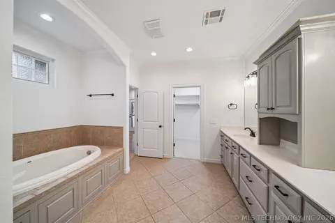 Bath - 5216 E 148th St S, Bixby, OK 74008 photo 4 of 7